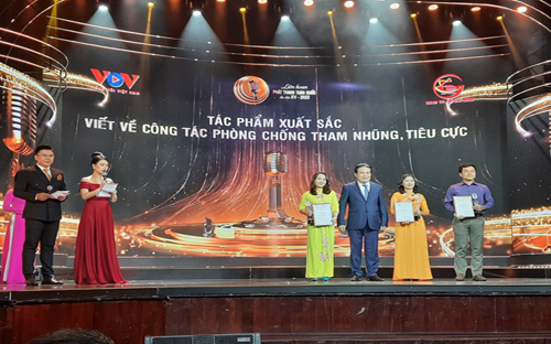 Đồng chí Nguyễn Văn Yên, Phó Trưởng Ban Nội chính Trung ương trao Giải viết về phòng, chống tham nhũng, tiêu cực tại Liên hoan Phát thanh toàn quốc năm 2022
