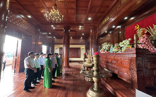 Đoàn cán bộ, công chức Ban Nội chính Tỉnh ủy Yên Bái dâng hương tưởng niệm Chủ tịch Hồ Chí Minh