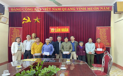 Đoàn công tác của Ban Nội chính Tỉnh ủy thăm và tặng quà tết tại xã Cảm Nhân huyện Yên Bình