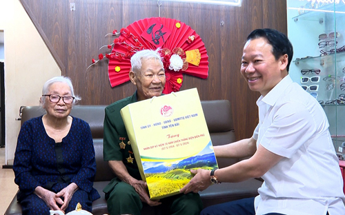 Bí thư Tỉnh ủy Đỗ Đức Duy thăm, tặng quà chiến sĩ Điện Biên, cựu thanh niên xung phong, dân công hỏa tuyến trên địa bàn thành phố Yên Bái