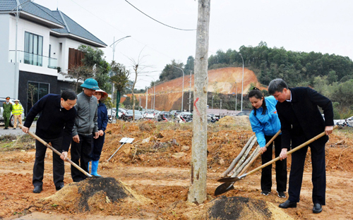 Các đồng chí lãnh đạo tỉnh dự Lễ hưởng ứng “Tết trồng cây đời đời nhớ ơn Bác Hồ” Xuân Ất Tỵ