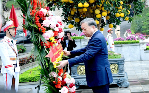 Tổng Bí thư Tô Lâm dâng hoa tưởng nhớ trước Tượng đài Chủ tịch Hồ Chí Minh tại Hà Giang