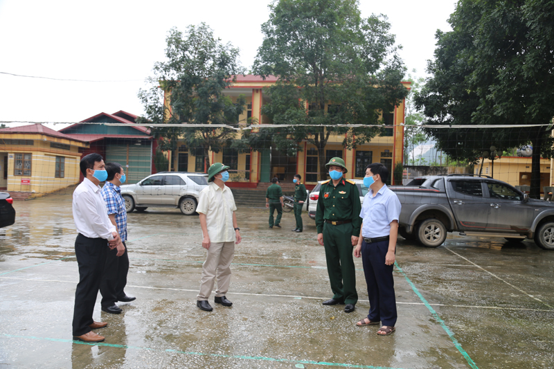 Đồng chí Nguyễn Văn Lịch - Trưởng Ban Nội chính Tỉnh ủy kiểm tra công tác phòng, chống dịch bệnh Covid-19 tại huyện Lục Yên