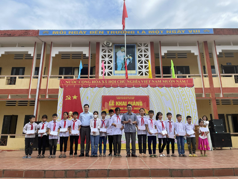 Các đồng chí lãnh đạo Ban Nội chính Tỉnh ủy Yên Bái dự Lễ khai giảng năm học mới